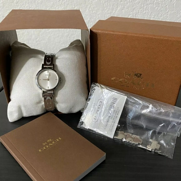 Coach 'Signature Studio' Bangle Watch - Picture 4 of 5